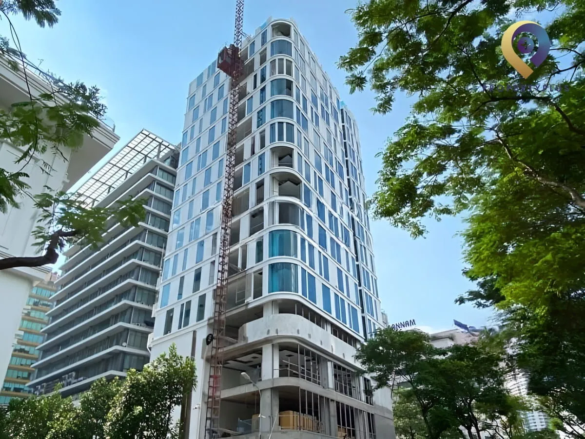 Tòa nhà Phoenix Building nhìn từ góc đường với cây xanh bao quanh